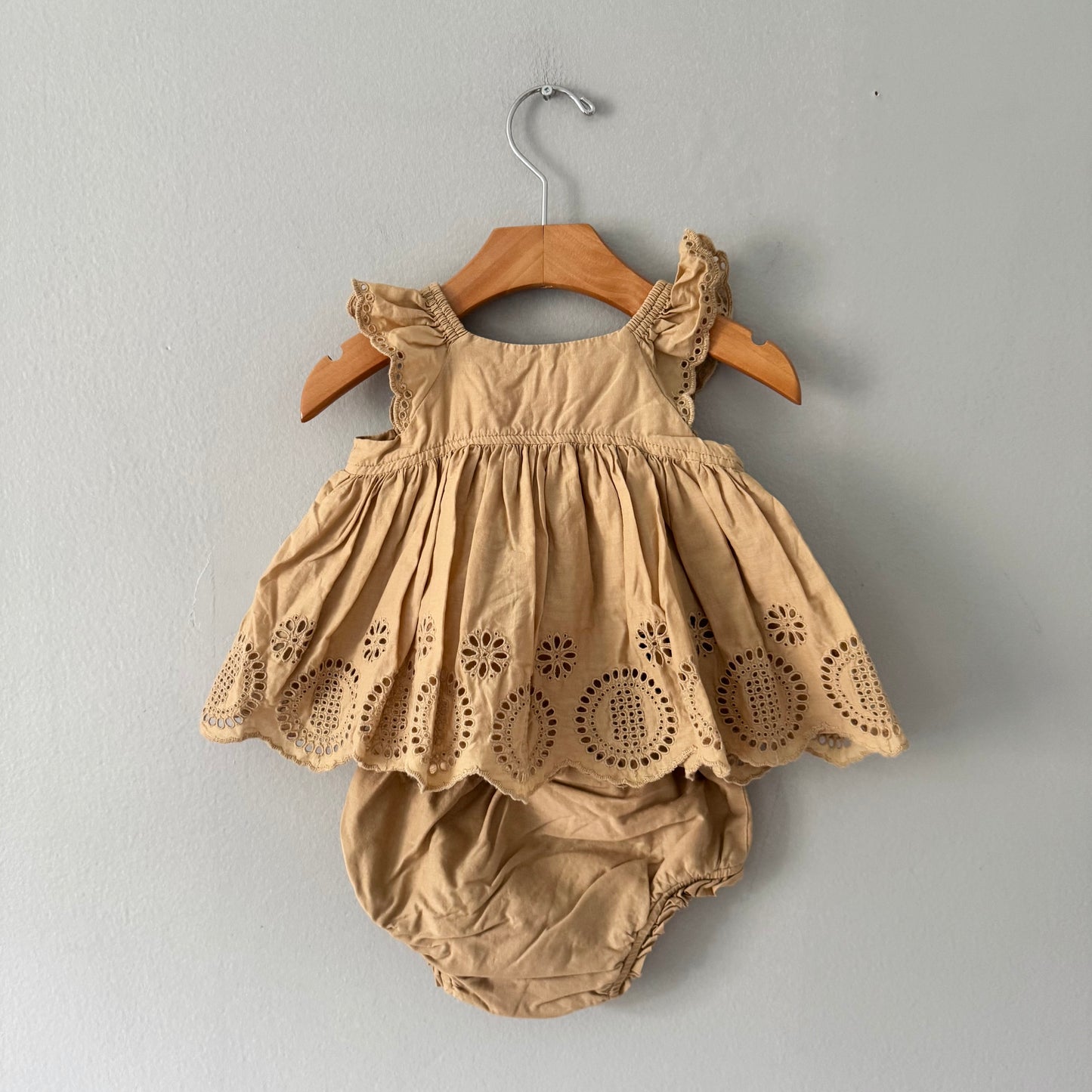 Gap / Beige eyelet tank & bloomer set / 6-12M