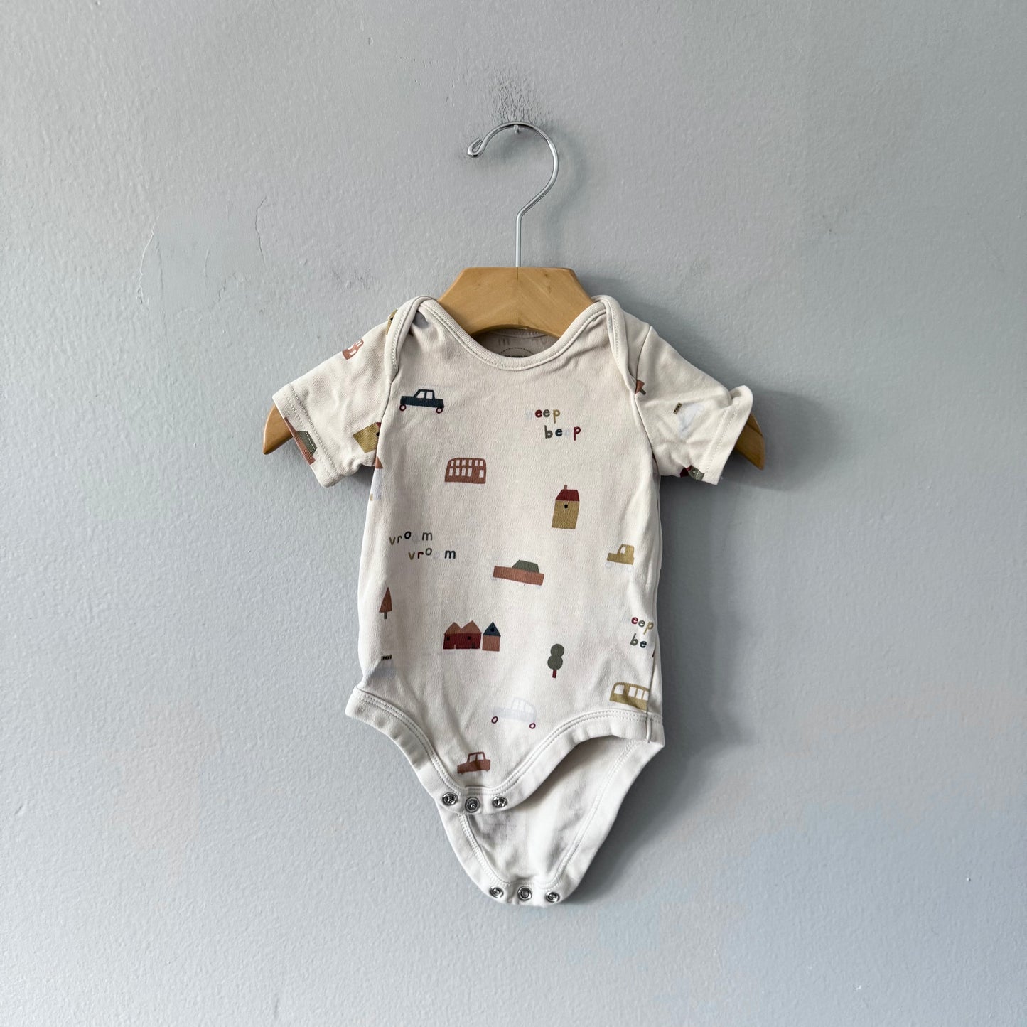 Mamas & Papas / Beige onesie / 3-6M