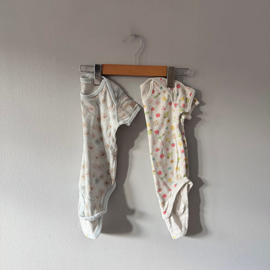 Uniqlo / 2 short sleeve onesies / 6-12M