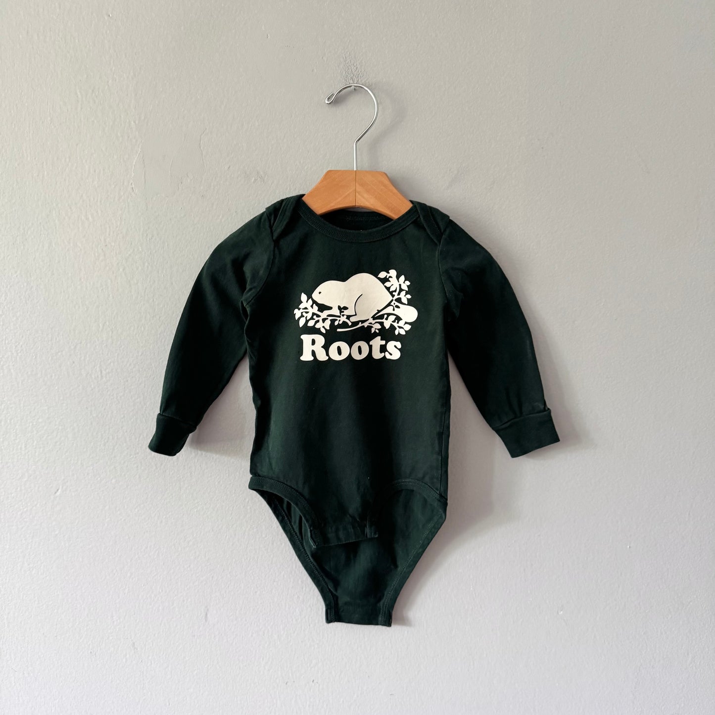 Roots / Green onesie / 6-12M