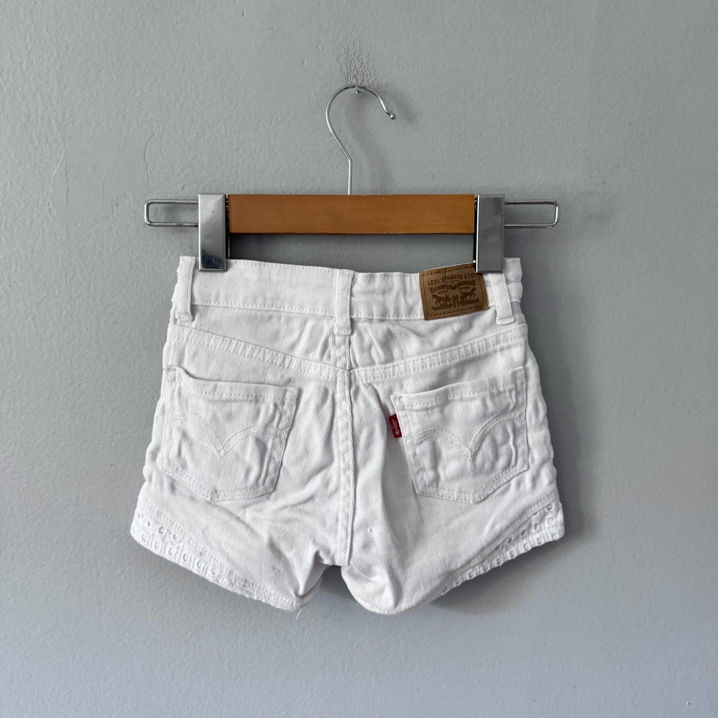 Levi's / White denim shorts / 6Y