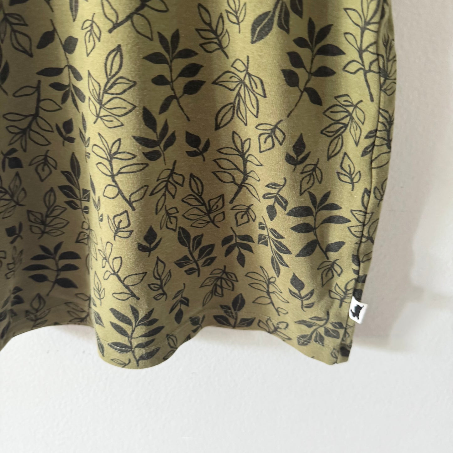 Little & Lively / Khaki x leaves T-shirt / 5-6Y
