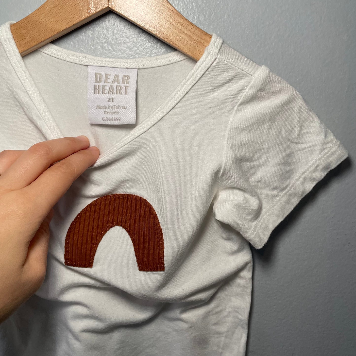 Dear Heart / White x brown arch T-shirt / 2T