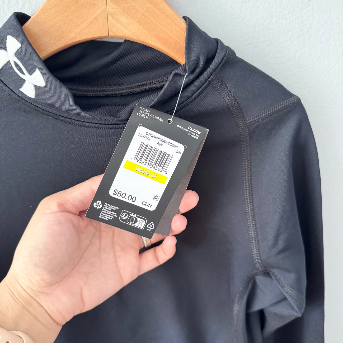Under Armour / Black cold gear top / Youth M(9Y) - New with tag