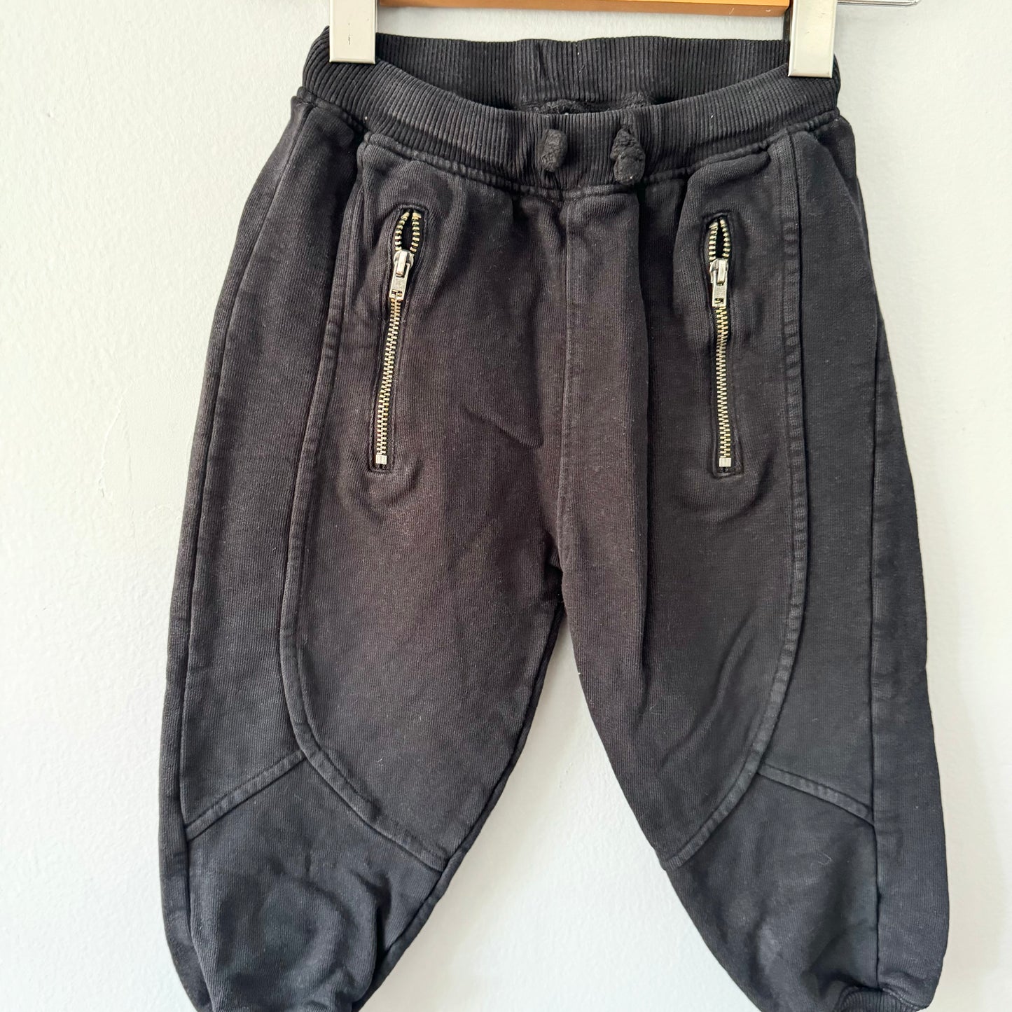 Zara / Black sweatpants / 3-4Y