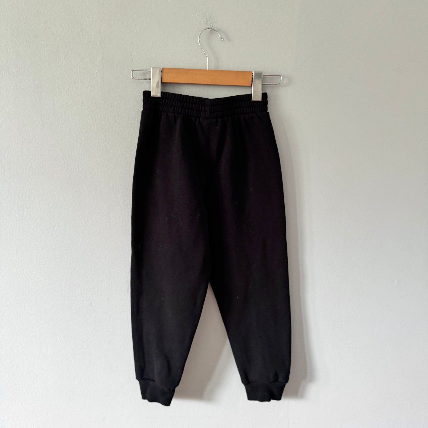 Nike / Black sweatpants / 6-7Y