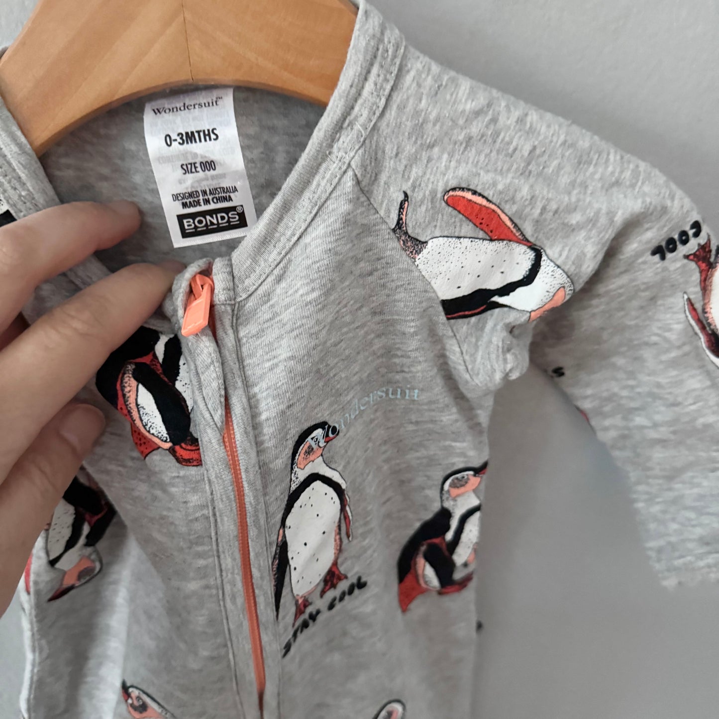 Bonds / Light grey romper - penguin	/ 0-3M