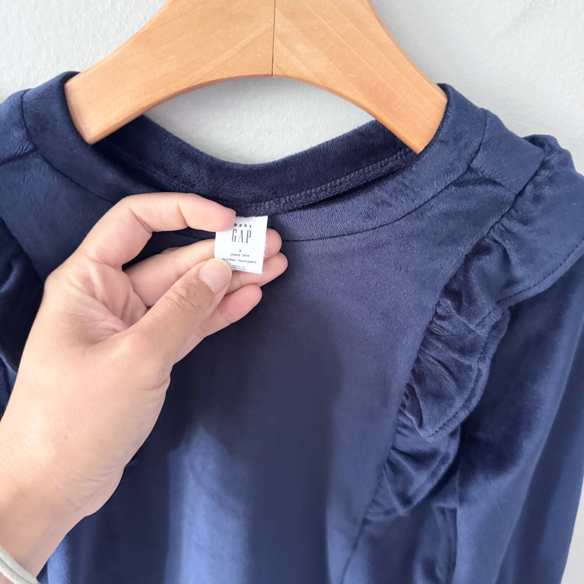 Gap / Black velour top / 3Y
