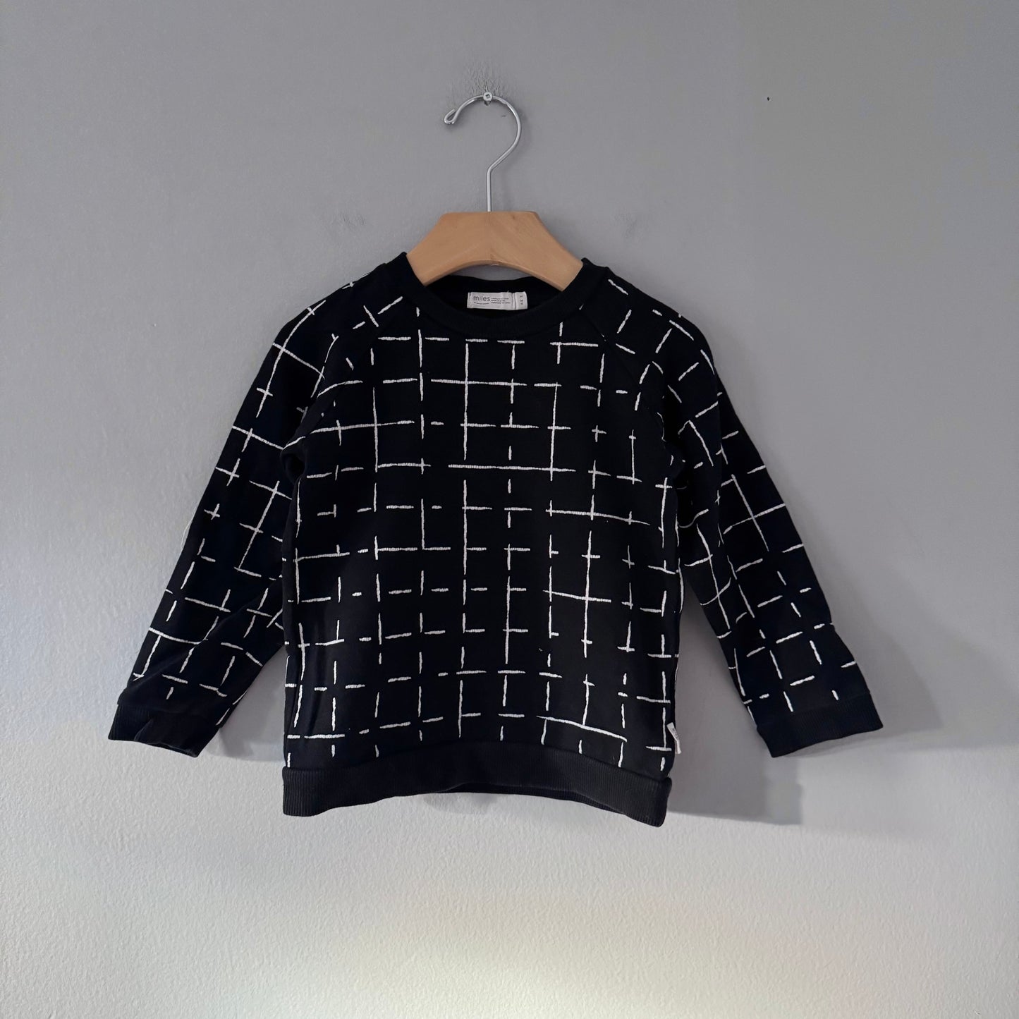 Miles baby / Black sweatshirt / 24M