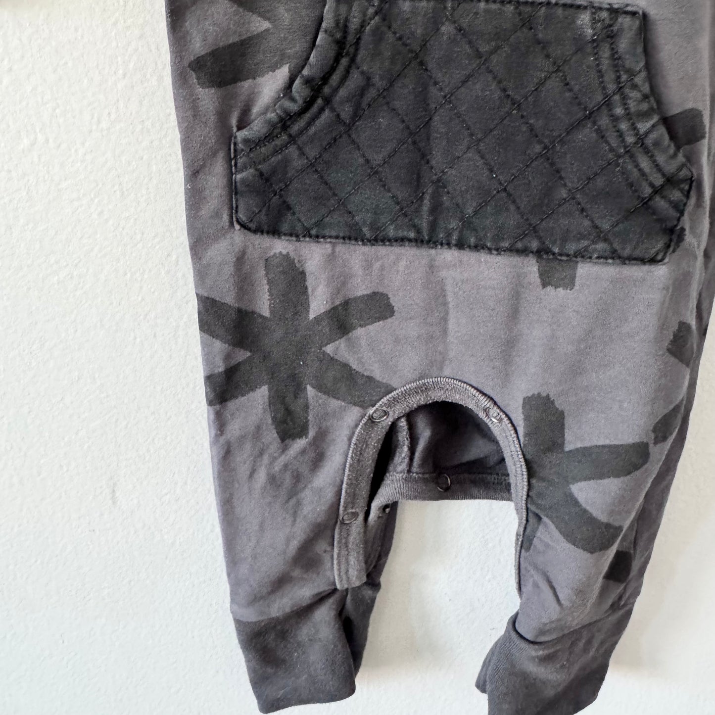 Oovy / Combinaison courte gris foncé / 3-6 mois