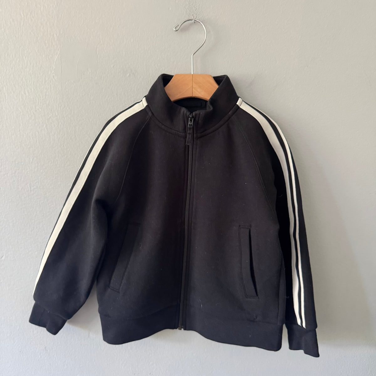 Uniqlo / Black zip up / 3-4Y