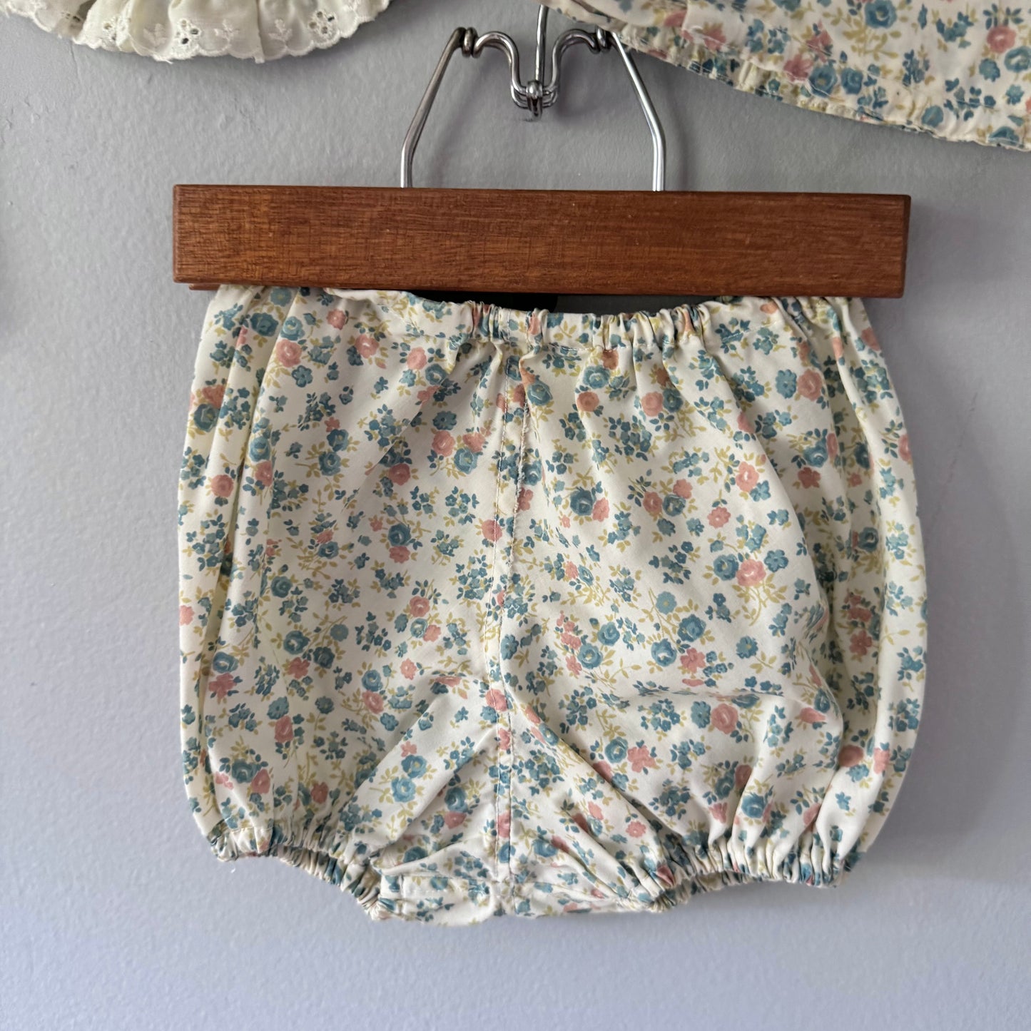 Vintage / Green floral bonnet, bib and shorts set / 12M