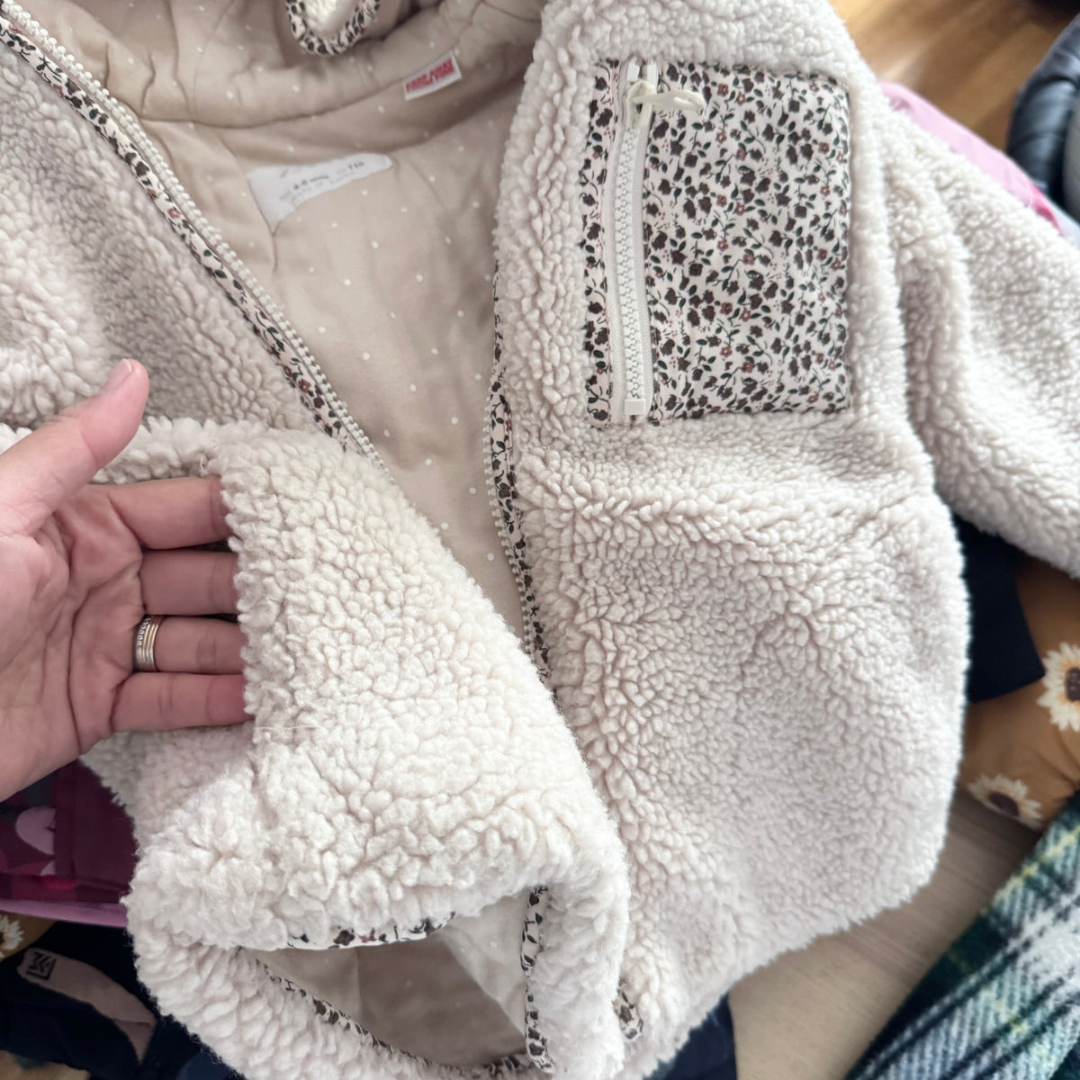 Zara / Light beige x floral thick sherpa jacket / 4-5Y