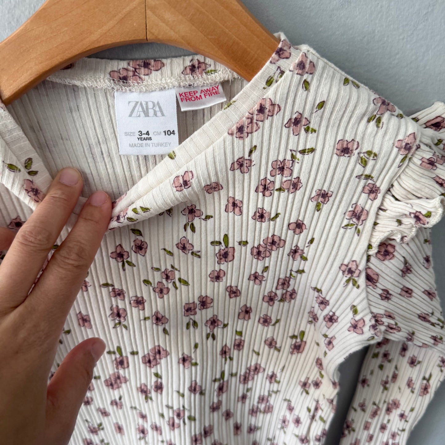 Zara / White ribbed x floral long sleeve / 3-4Y