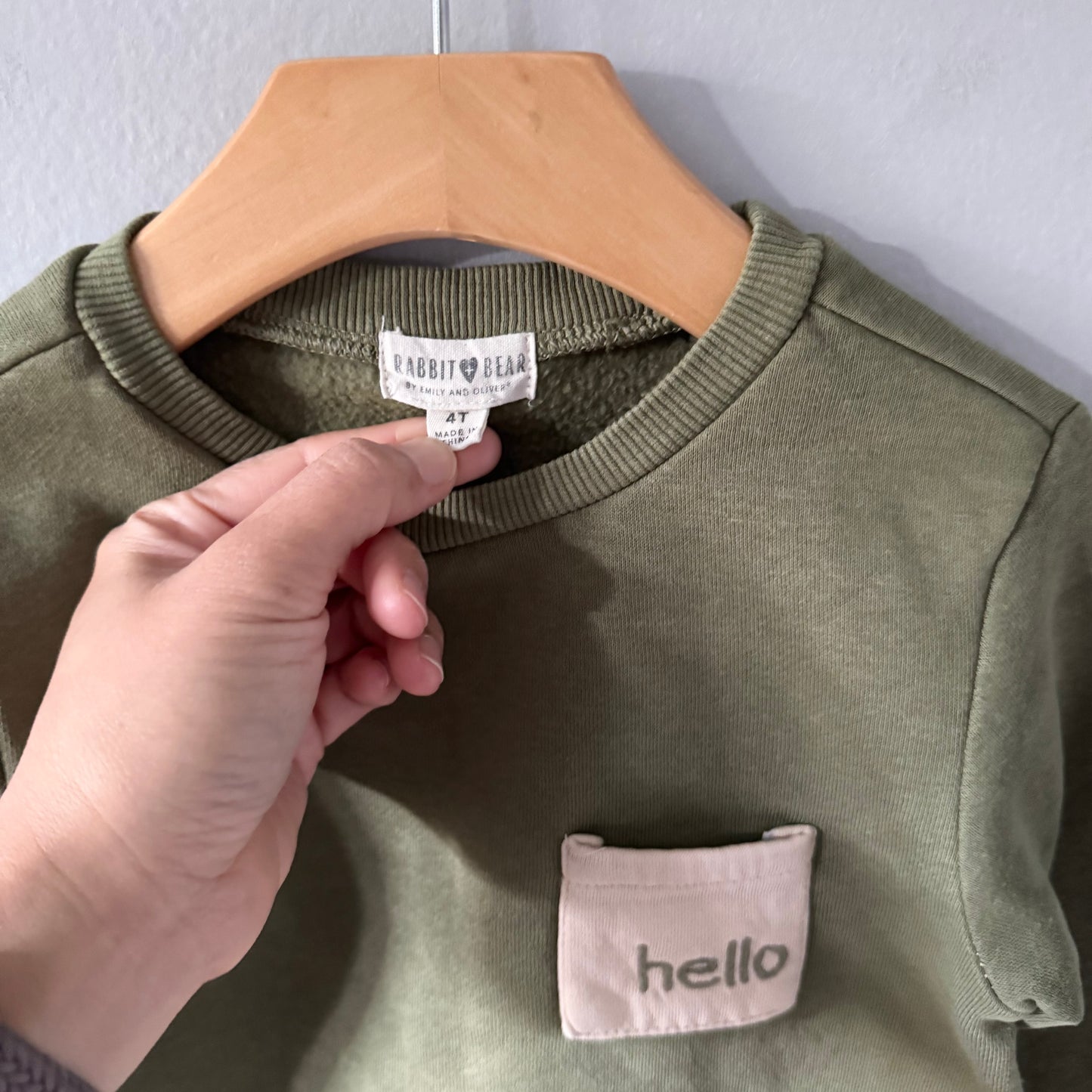 Rabbit + Bear	/ Khaki sweatshirt / 4T