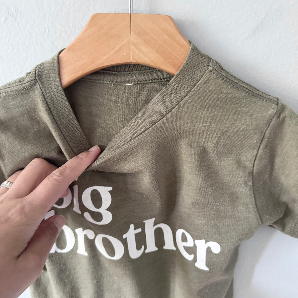 Bella + Canvas / Khaki big brother T-shirt / 18-24M