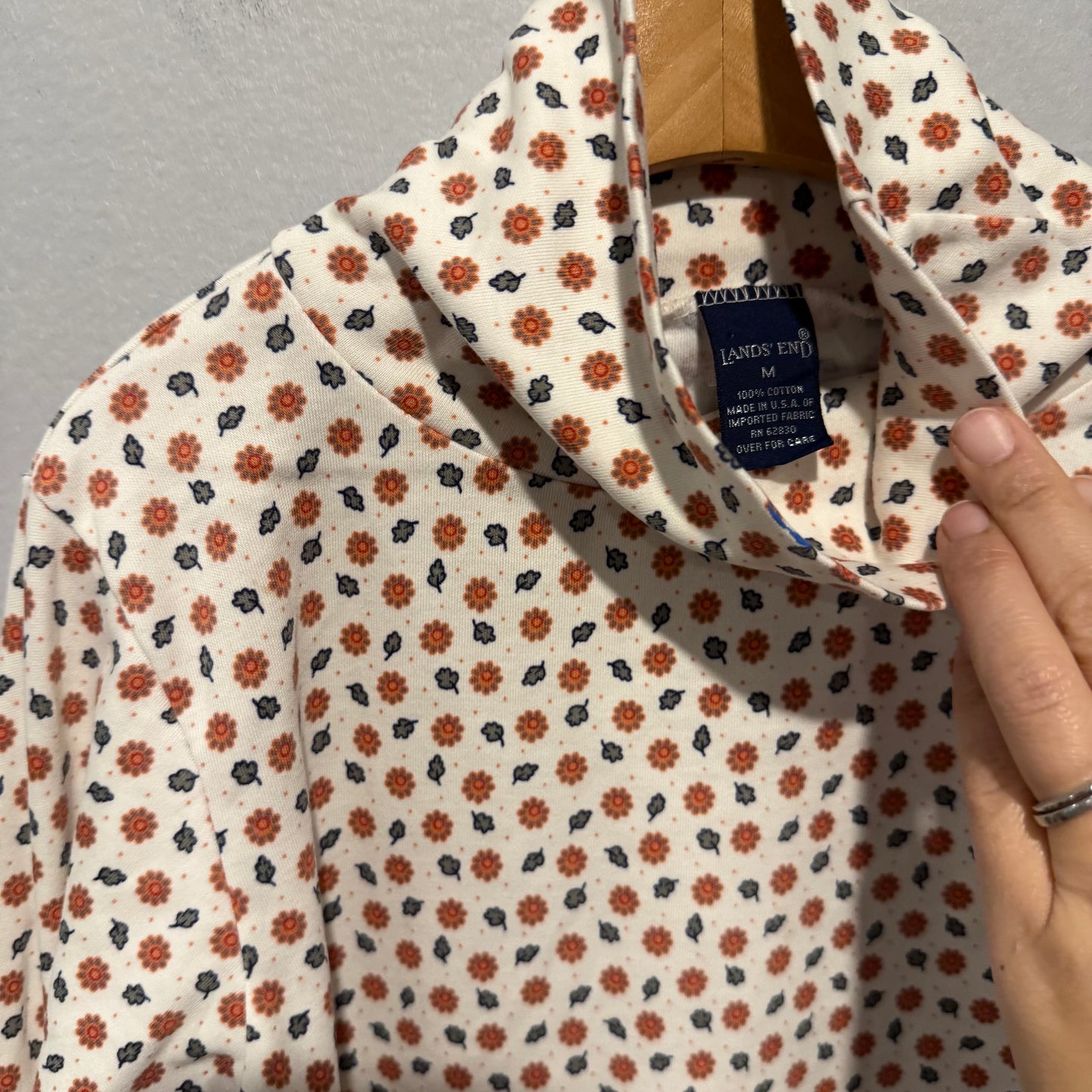 Land's end / White x flower leaf turtle neck top / 5-6Y