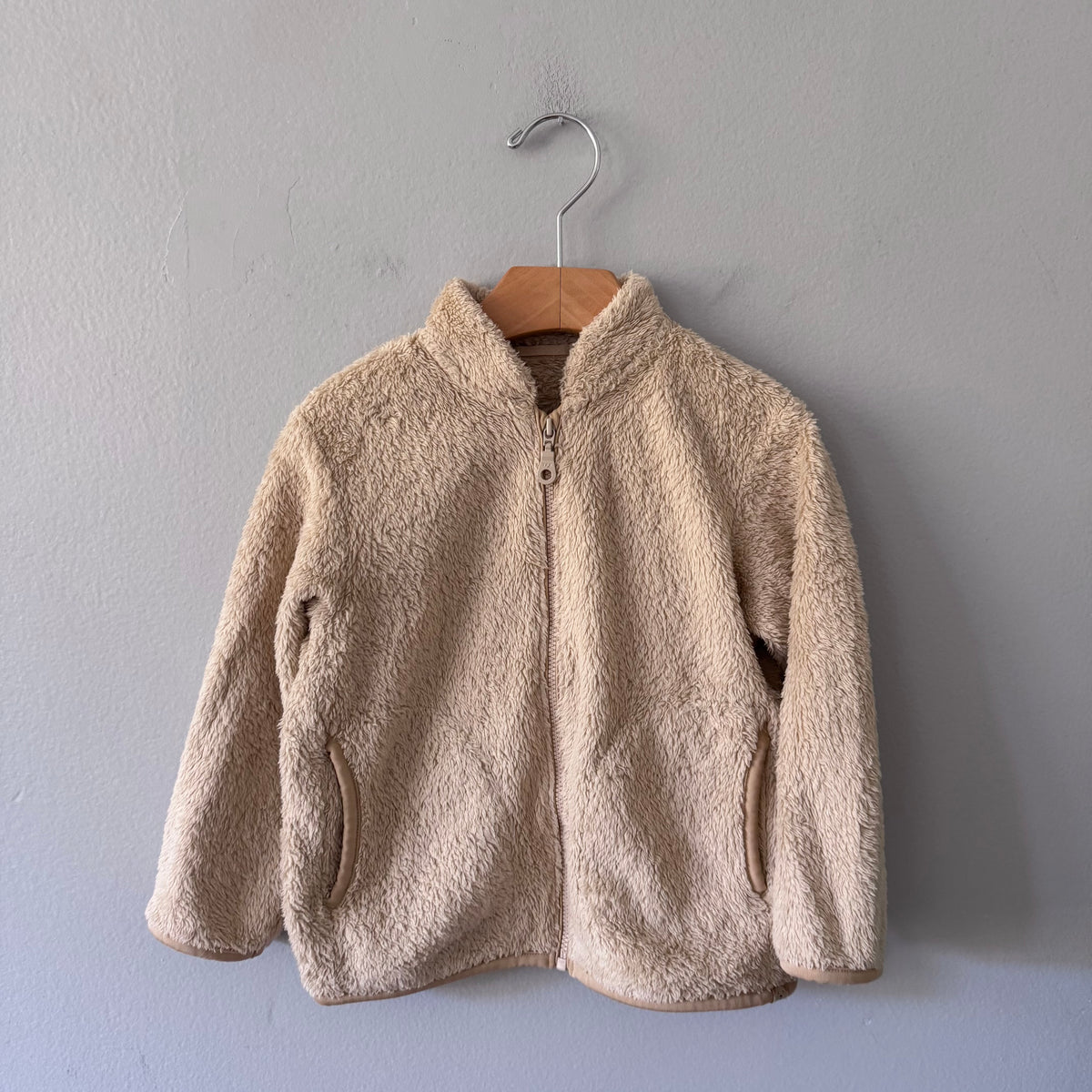 Uniqlo / Beige fleece zip up jacket / 3Y