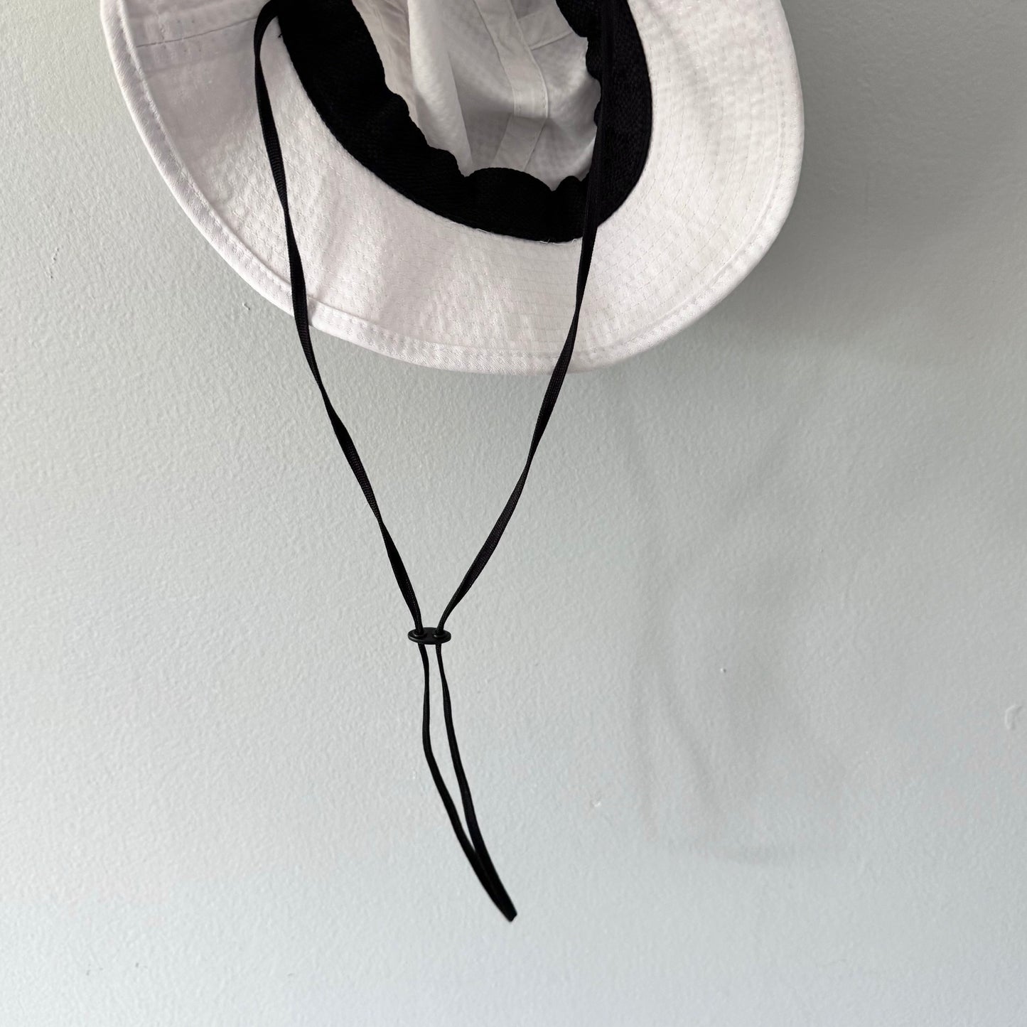 Adidas / White bucket hat / 6-8Y