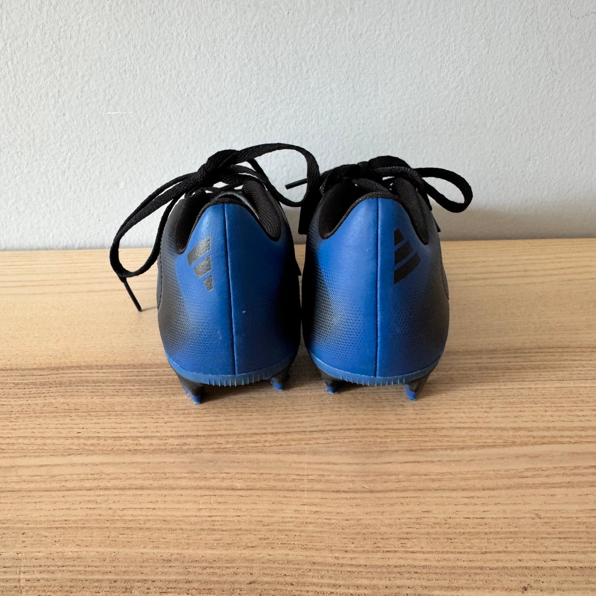 Adidas / Soccer cleats / J1