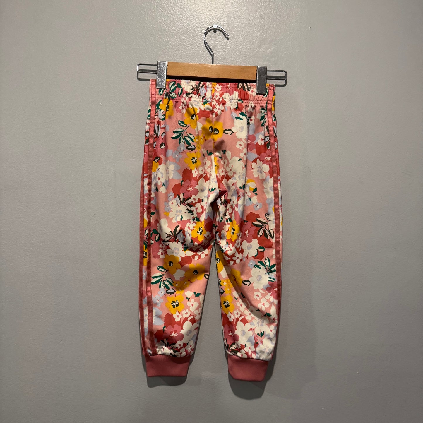 Adidas / Pink floral track pants / 4-5Y