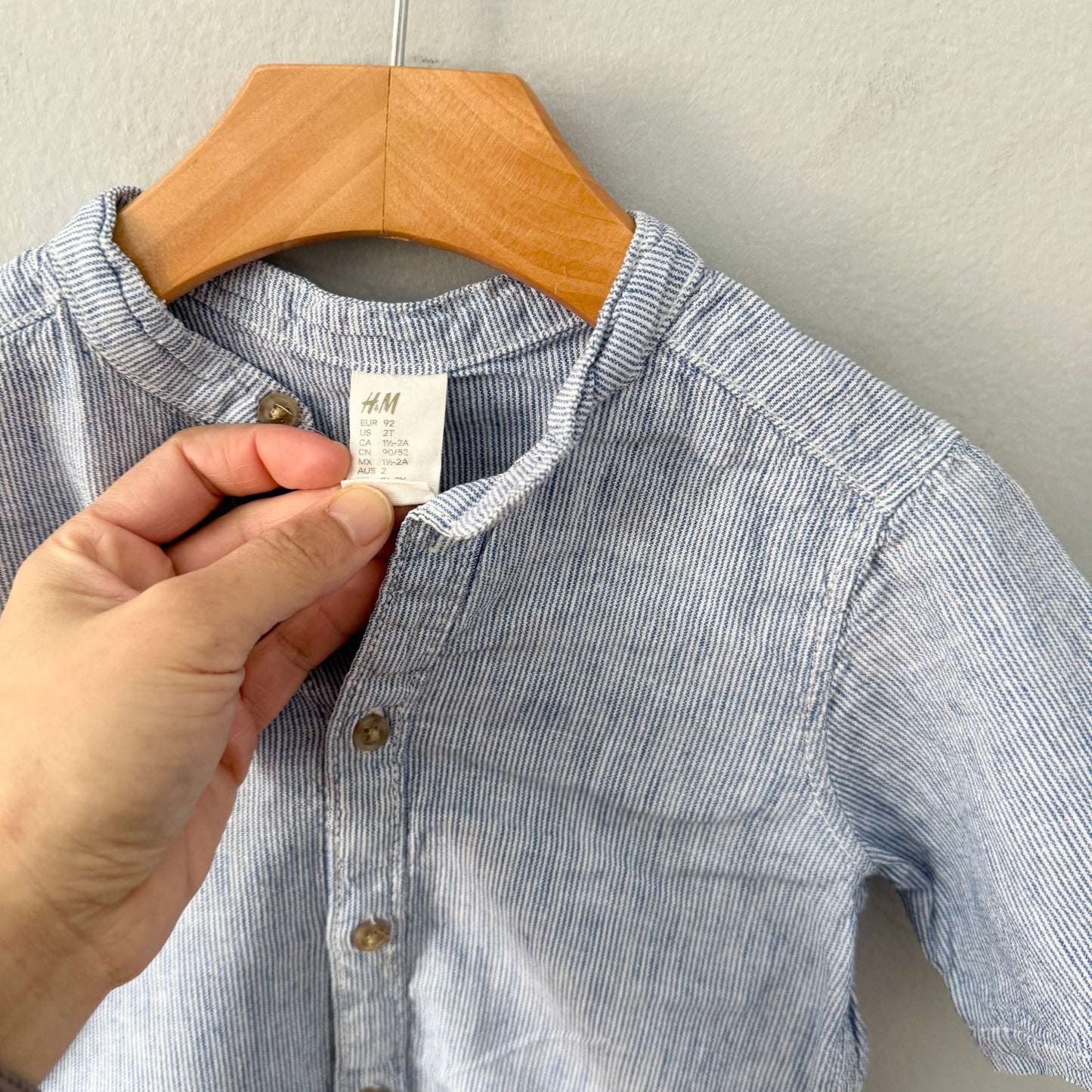 H&M / Chemise à manches courtes rayée bleu et blanc / 18-24M
