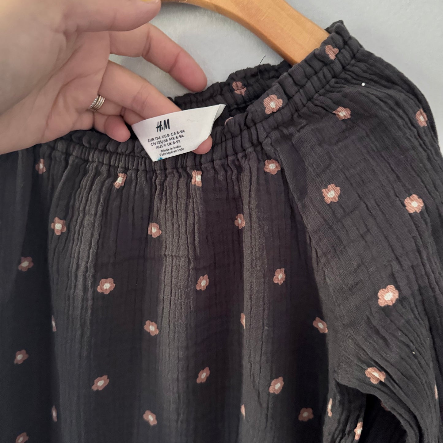 H&M / Dark grey x flower muslin dress / 8-9Y