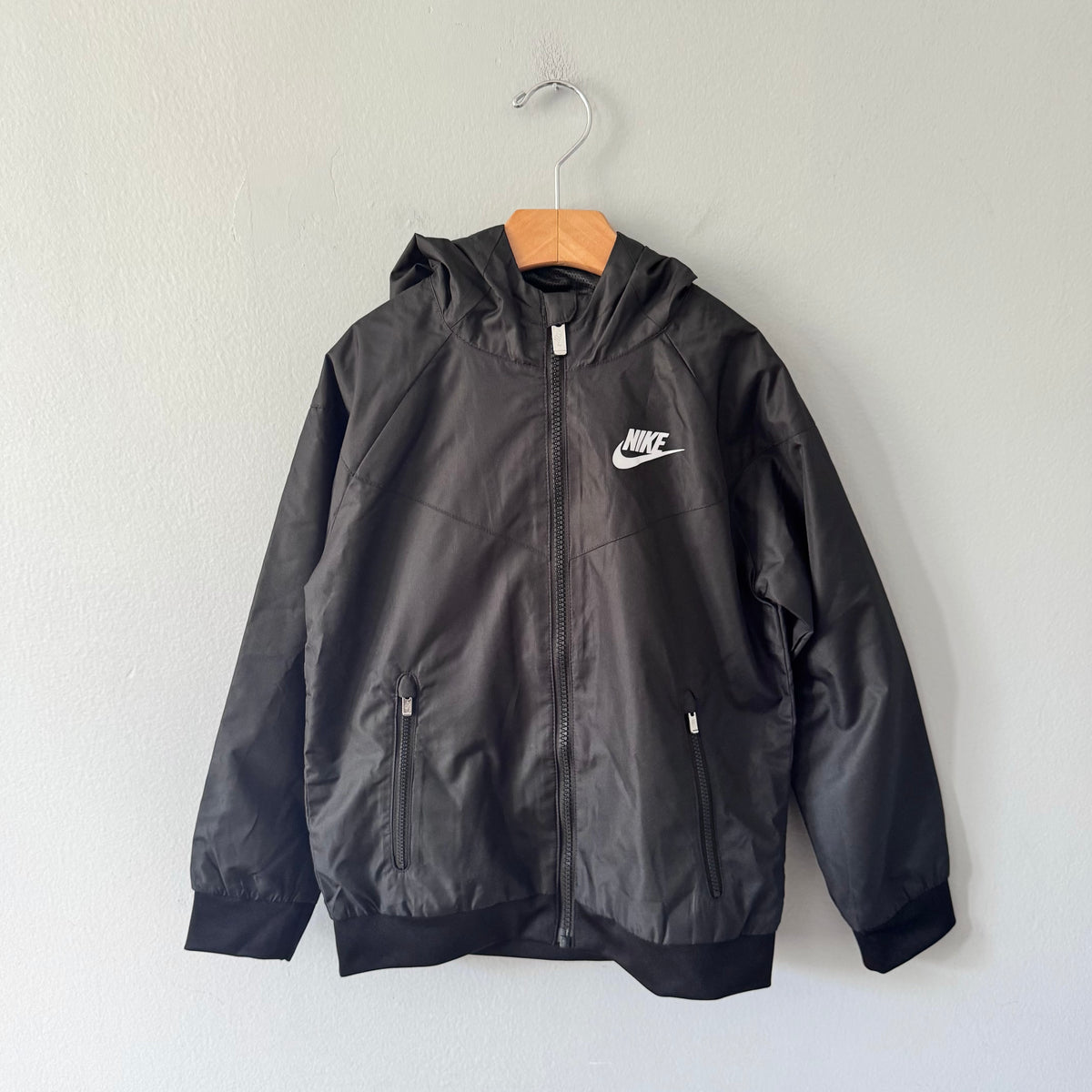 Nike / Black mesh lined nylon jacket / 6-7Y