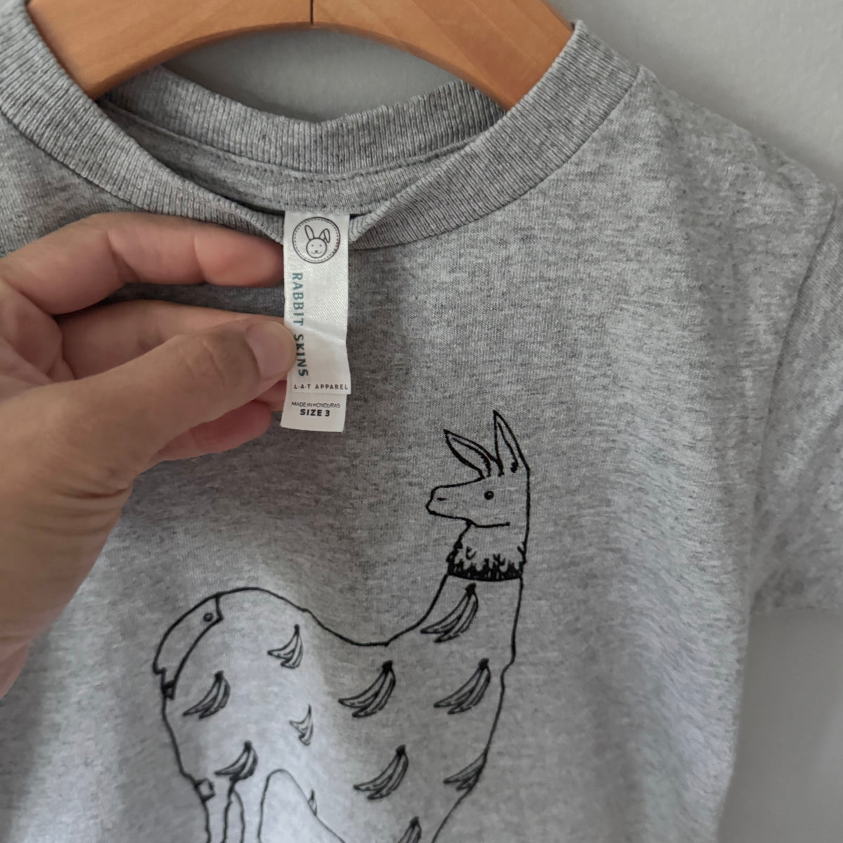 Rabbit skins / Llama x banana grey T-shirt / 3T