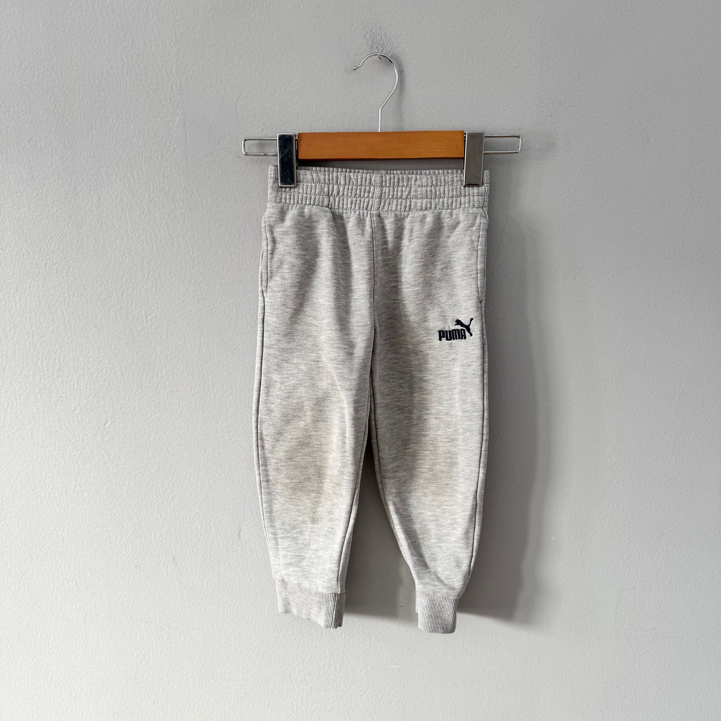Puma / Light grey sweatpants / 4Y