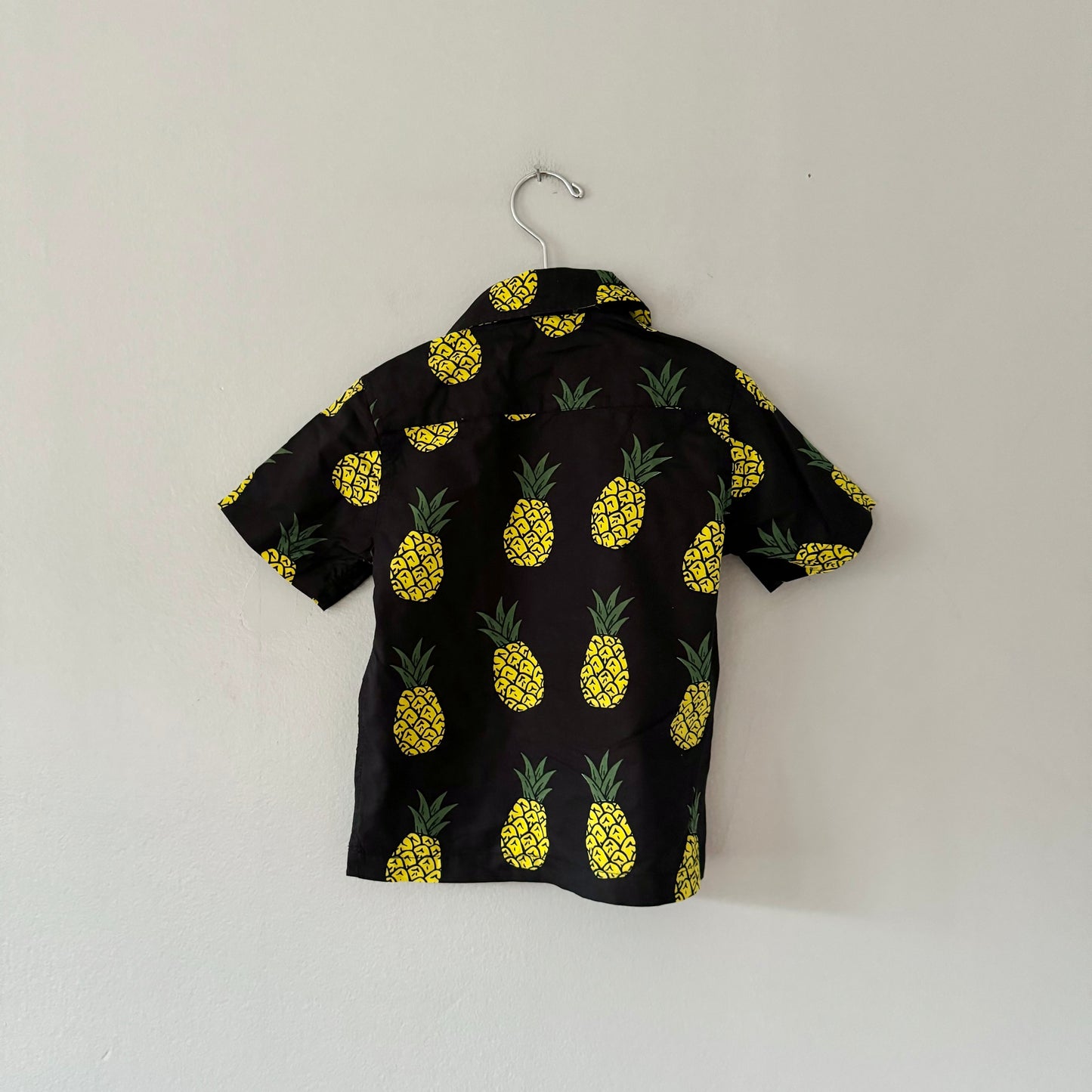 Little Chiefs of Hawaii / Black x pineapple shirt / 2Y