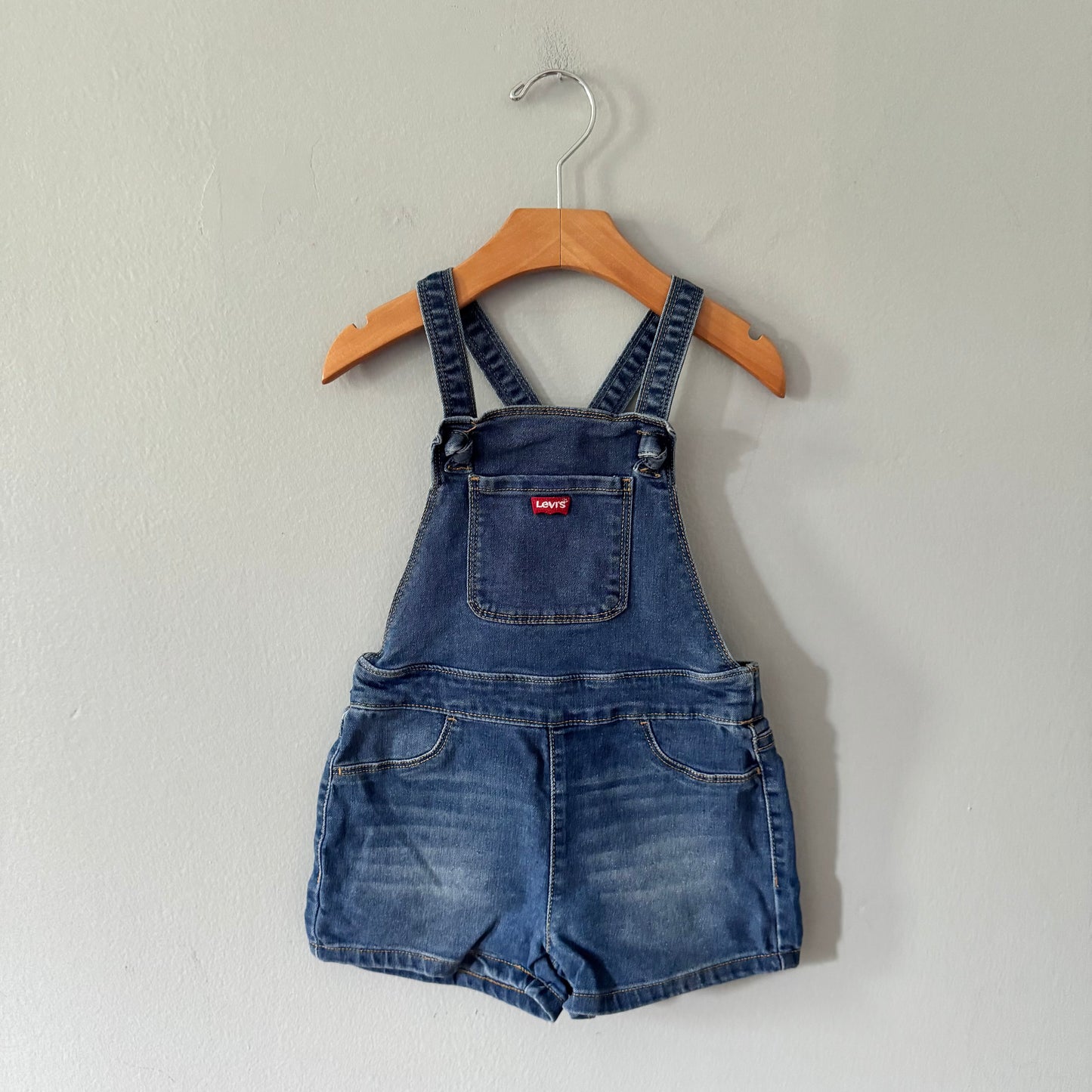 Levi's / Denim overall shorts / 4T