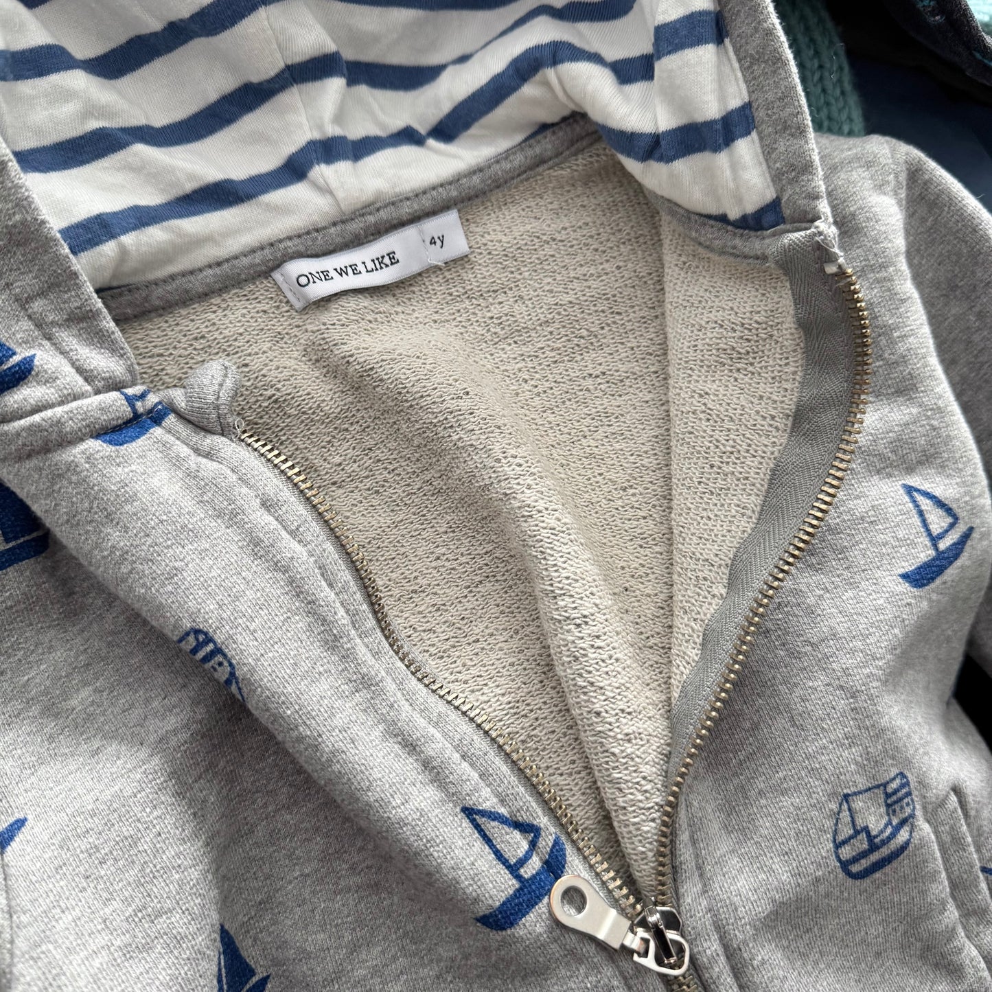 Un que nous aimons / Sweat à capuche zippé gris clair / 4A
