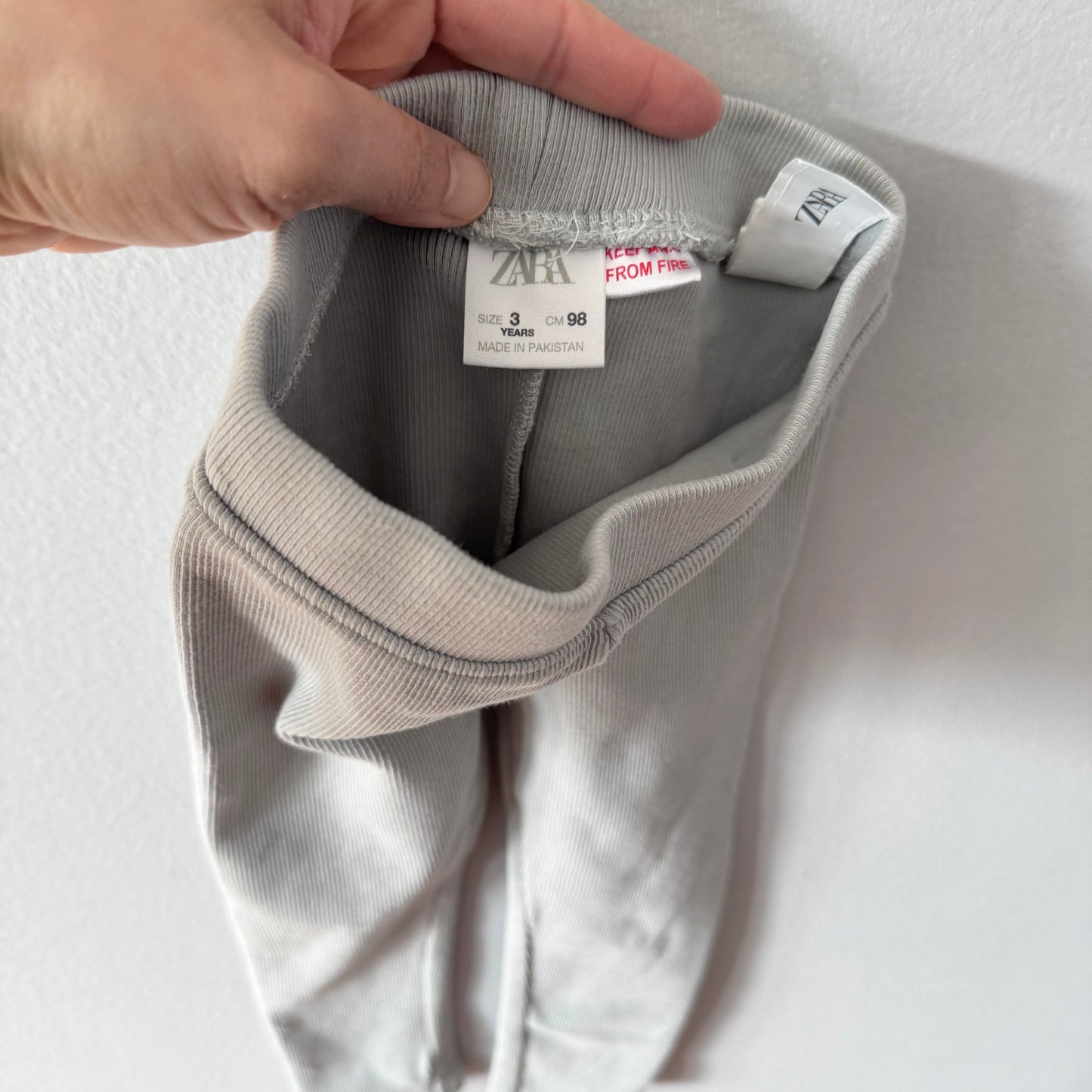 Zara / Light green ribbed leggings / 3Y