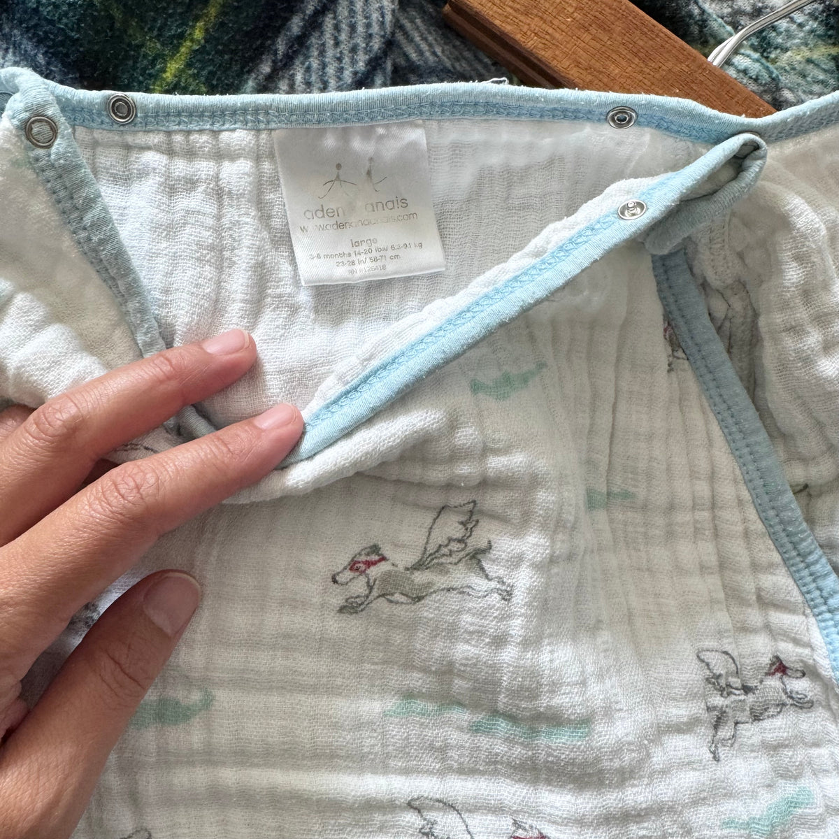 Aden + Anais / White x light blue swaddle / 3-6M
