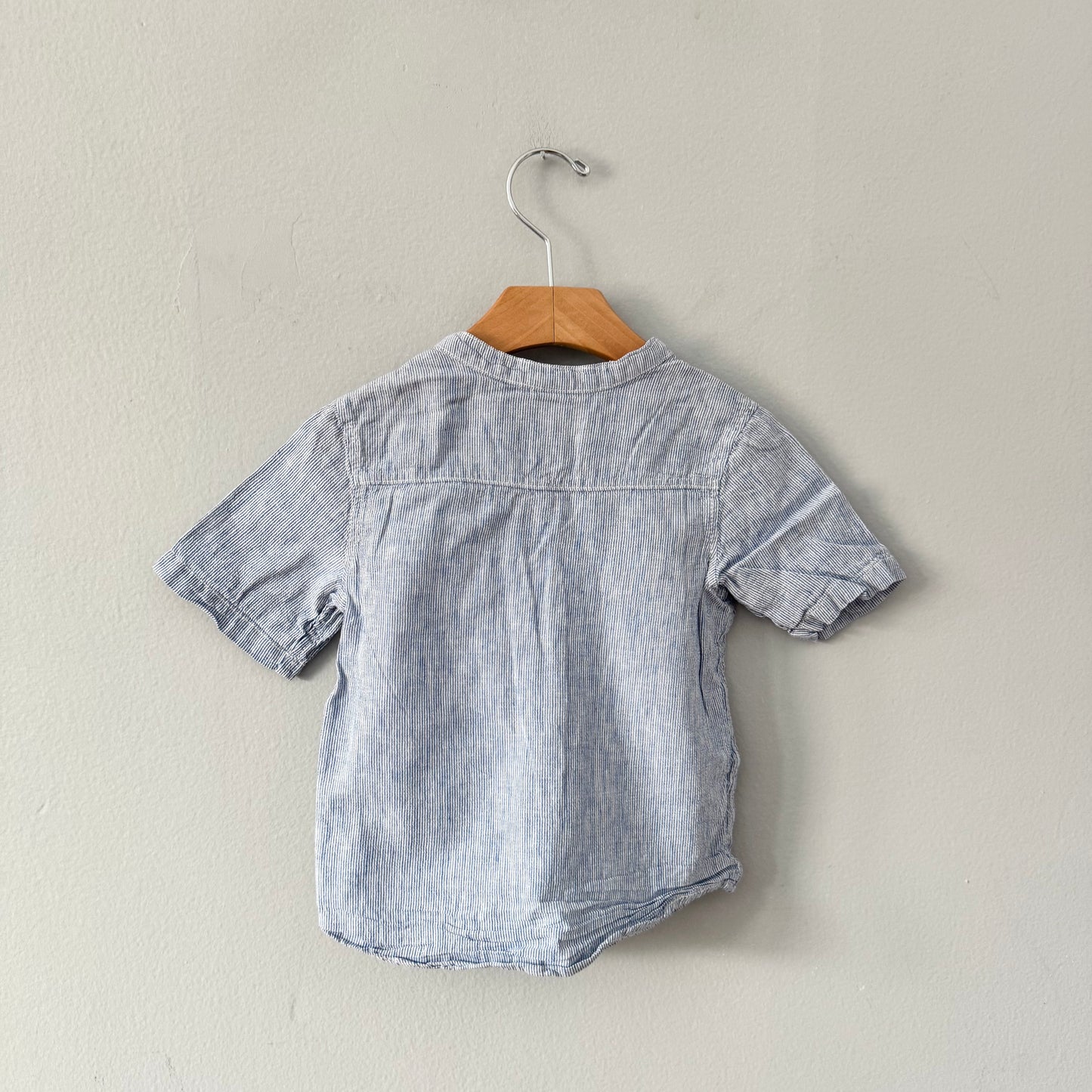 H&M / Chemise à manches courtes rayée bleu et blanc / 18-24M