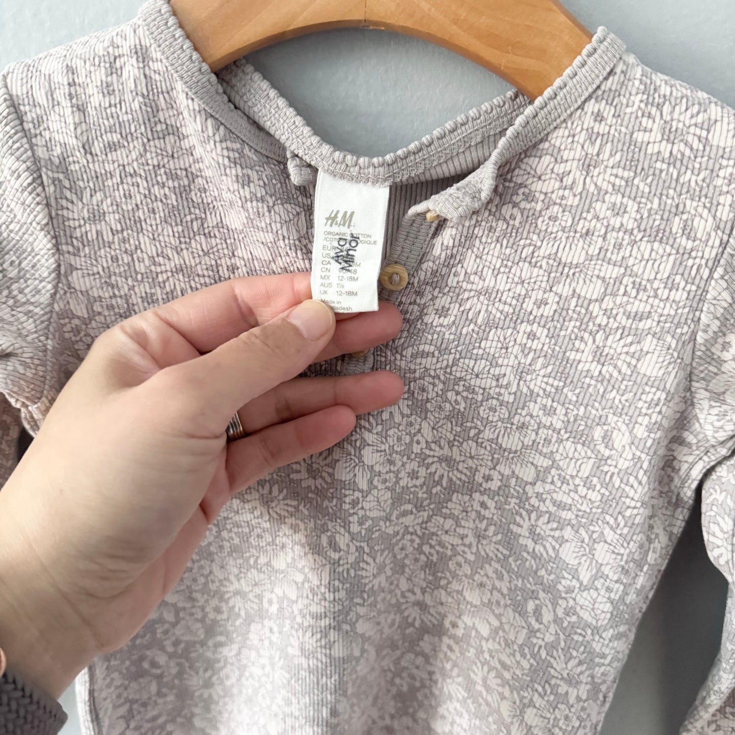 H&M / Manches longues beiges à fleurs / 12-18M