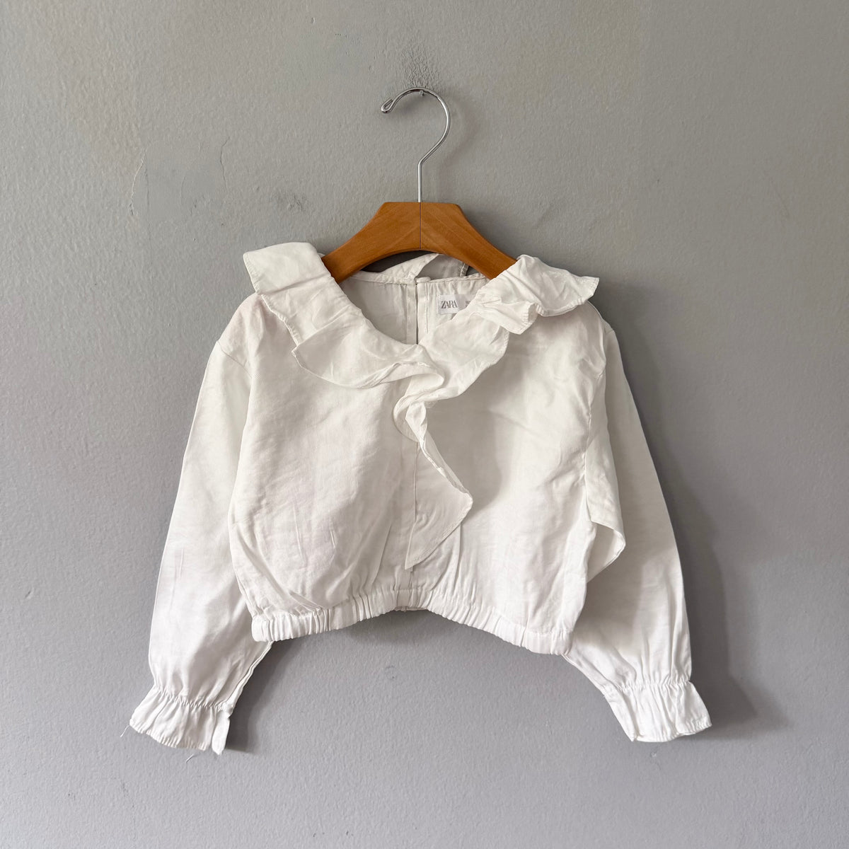 Zara / White ruffle blouse / 6Y