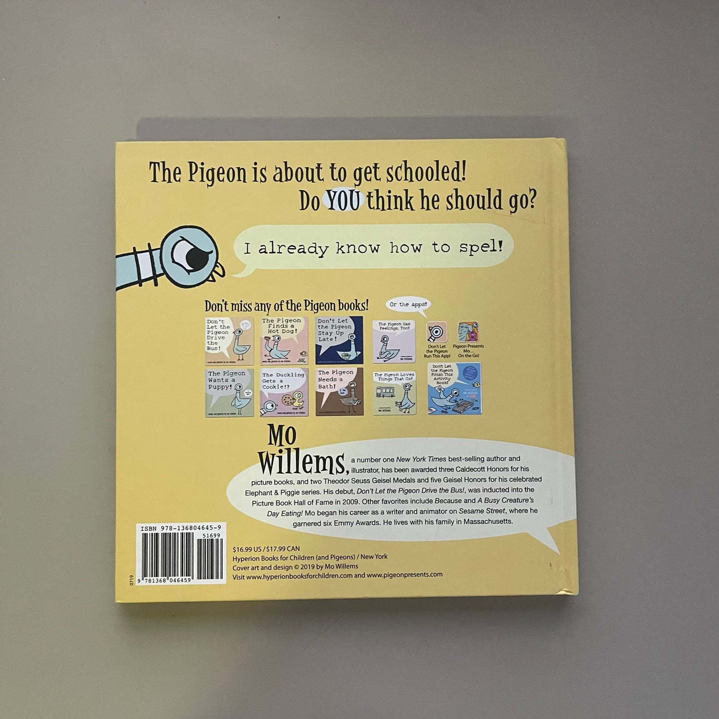 The Pigeon HAS to Go to School! / Mo Willems