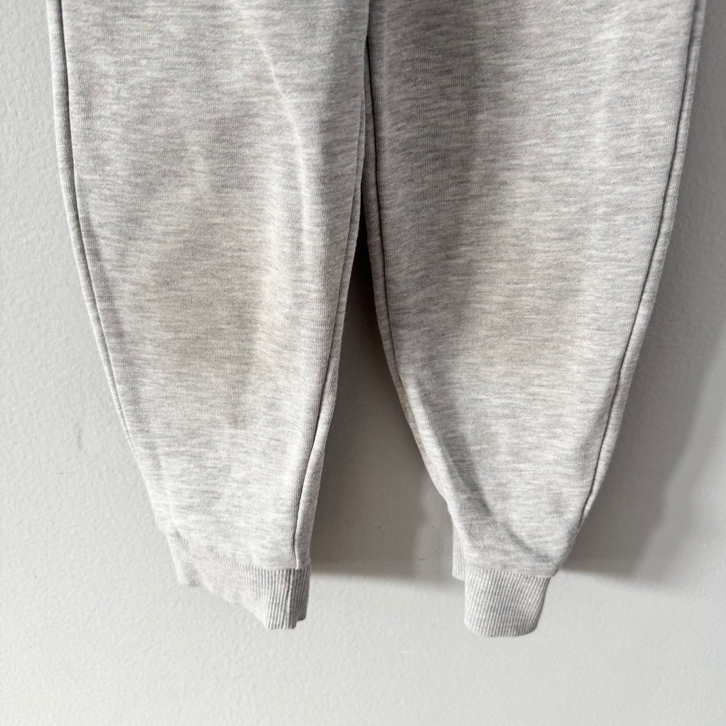 Puma / Light grey sweatpants / 4Y