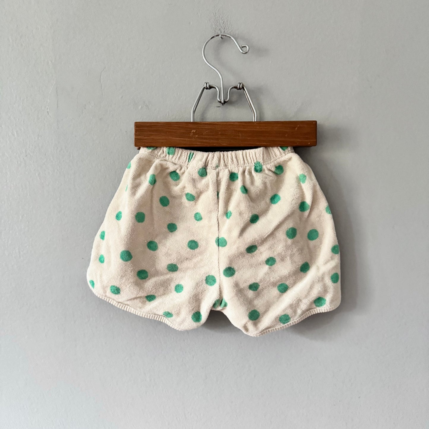 Zara / Ivory x green dots shorts / 12-18M