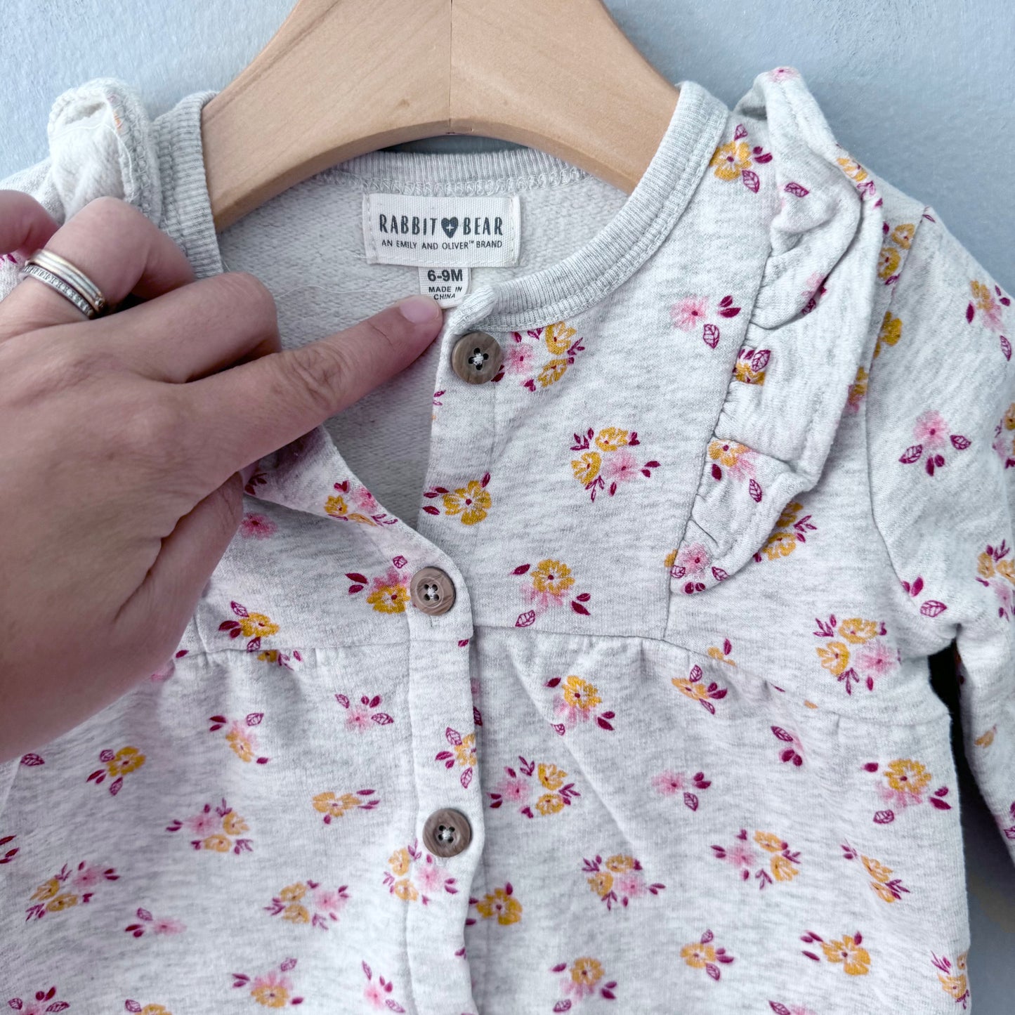 Rabbit + Bear / Light grey x floral crew romper / 6-9M