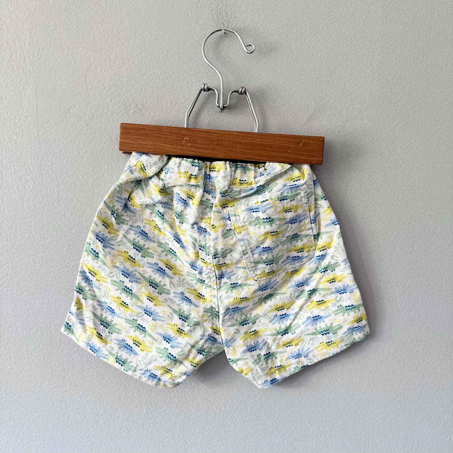 Uniqlo / White x crocodile shorts / 18-24M