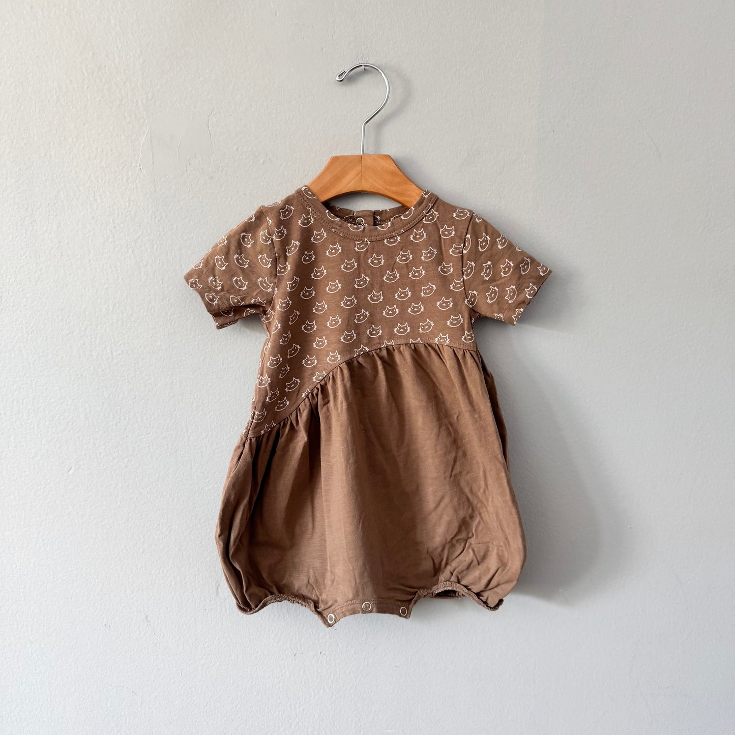 Kate Quinn / Combinaison de chat marron / 6-12 mois