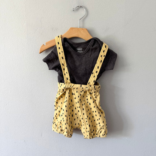 Mamas & Papas / Onesie x yellow shorts with strap set / 9-12M
