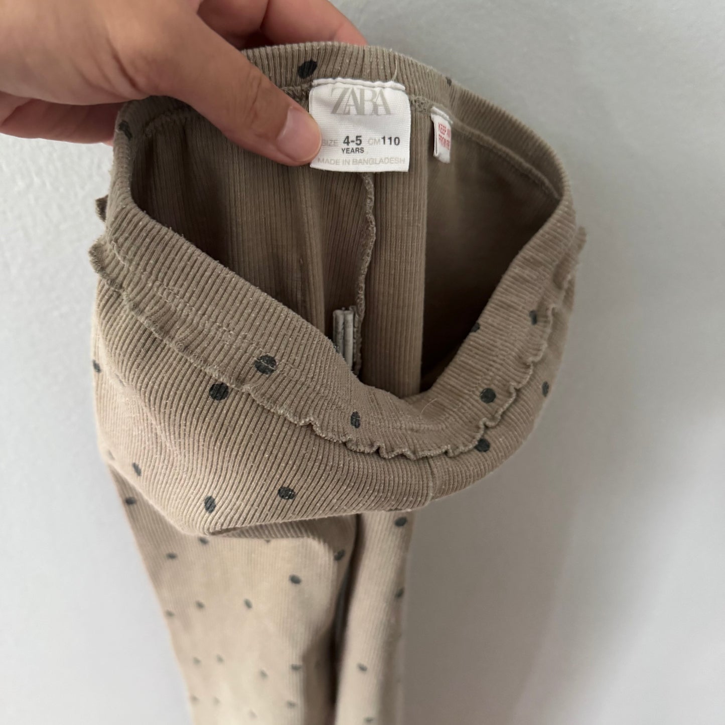 Zara / Khaki ribbed x dots leggings / 4-5Y
