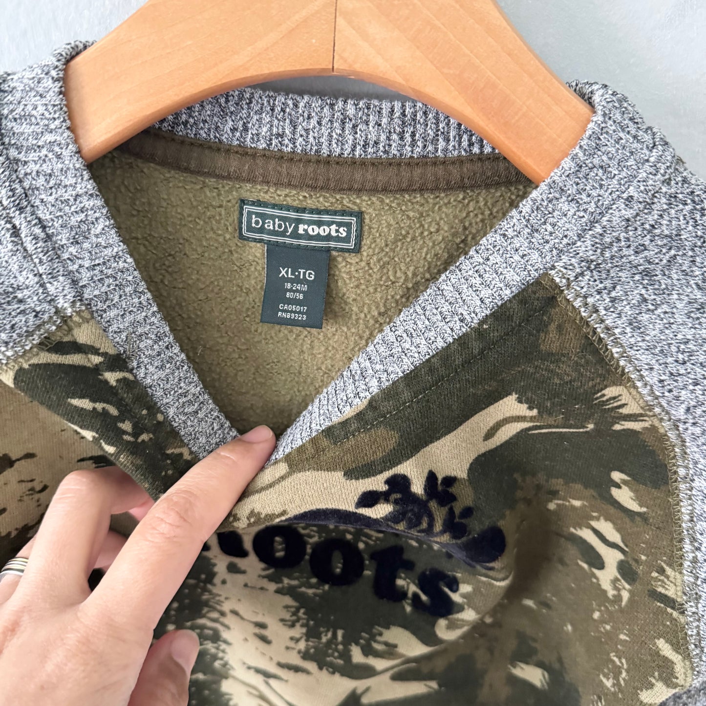 Roots / Salt and pepper x camo sweatshirt / 18-24M