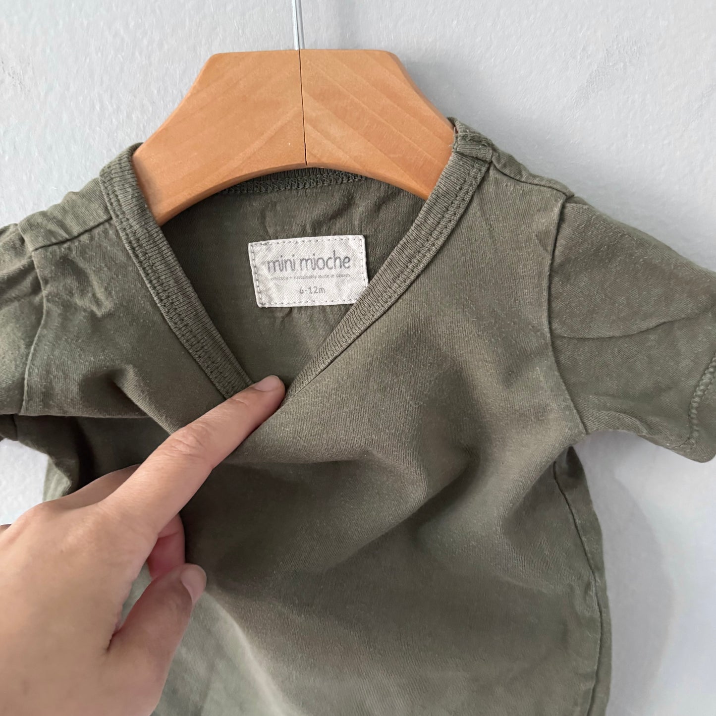 Mini mioche / T-shirt kaki / 6-12M