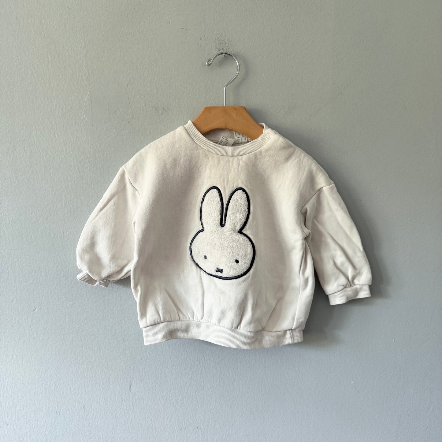 H&M / Miffy white sweatshirt / 12-18M