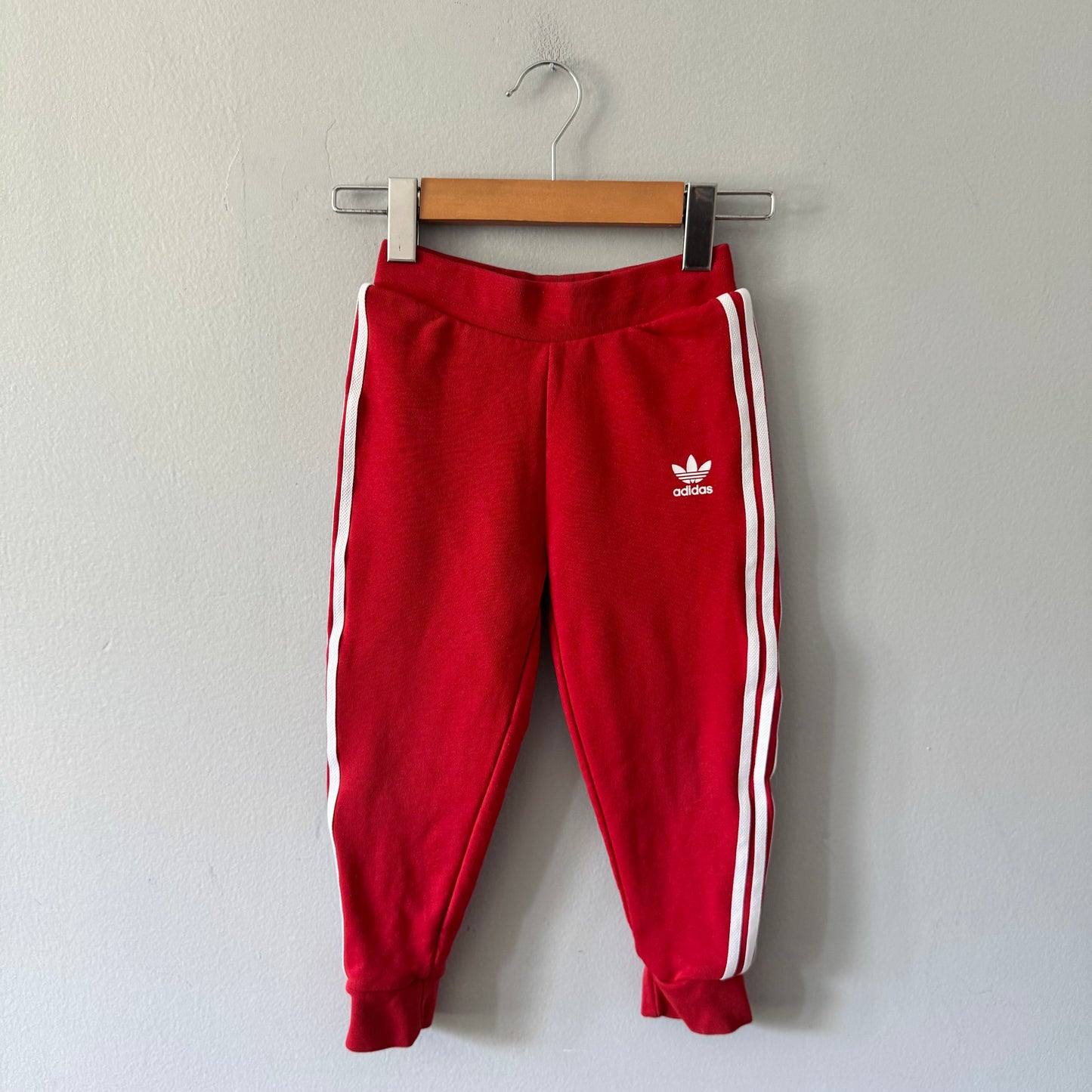 Adidas / Red sweatpants / 3-4Y